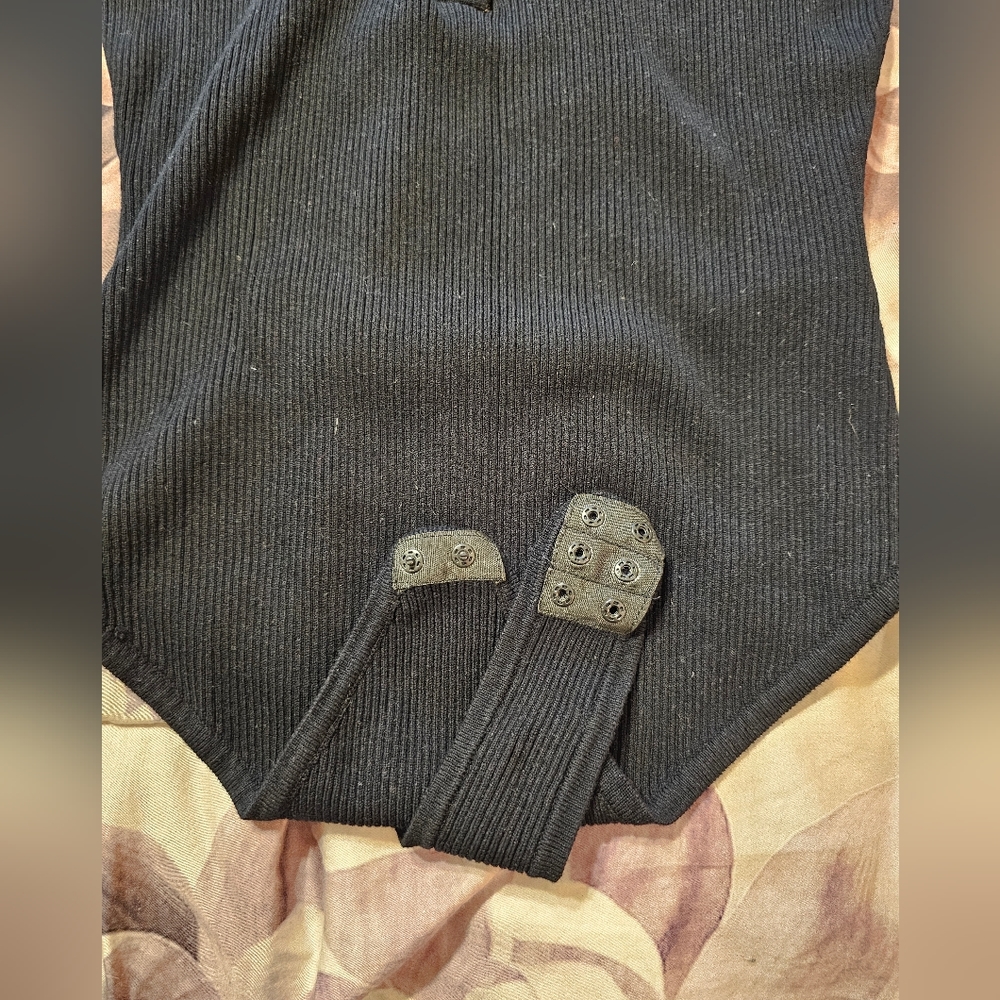 Guess bodysuit with silver Snaps size L black. Used once - Picture 2 of 8